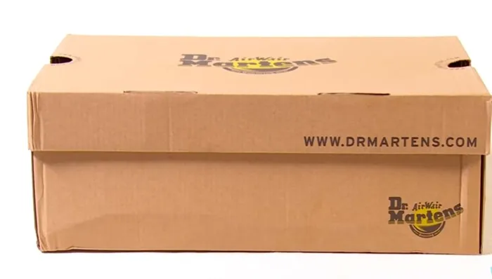 Оригинальная коробка Dr. Martens с настоящими Dr. Martens.