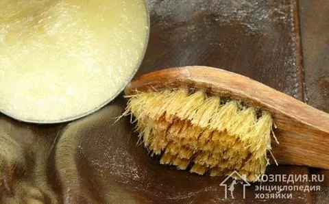 Смазывание кожаной куртки специальными маслами или сливками