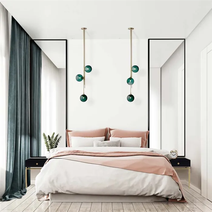 Элегантная белая спальня с розовым покрывалом и зелеными шторами. Длинные зеркала Verte в черных рамах над прикроватными тумбочками. GieraDesign